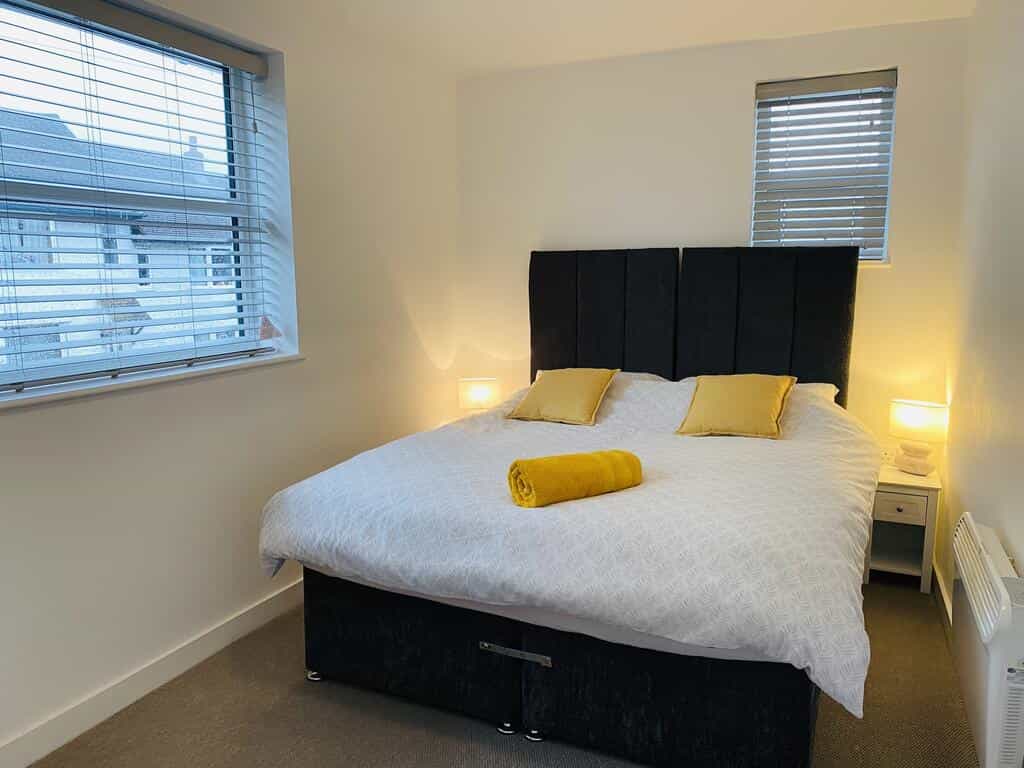 Apartment No1 spacious whole property, parking, Aldershot