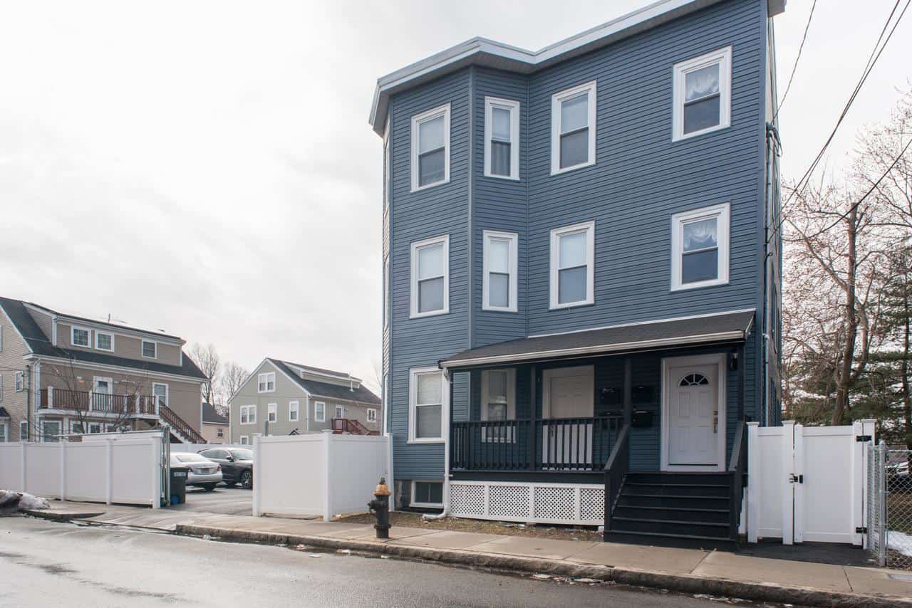 3-BEDROOM APARTMENT! CHIC, CLEAN & COZY SANCTUM LIVING