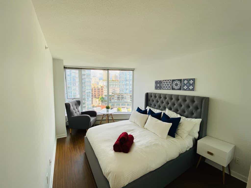 Downtown 3b2ba+office+balcony 6